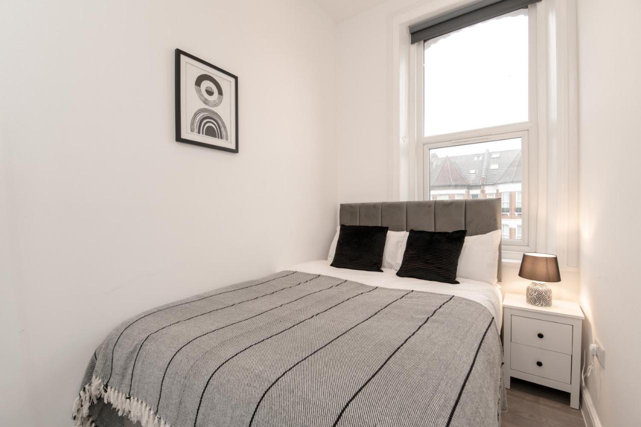 Fantastic New, London Apartment 3 Bed 1 Bath & Parking Whetstone 外观 照片